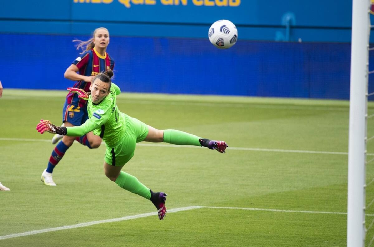 Video: Los goles de la eliminación del PSG de Christiane Endler ante el Barcelona en Champions