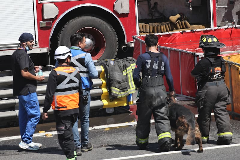A esta hora, continúa el combate de las llamas en la zona afectada, así como el corte de carretera en la Ruta 5. Créditos: Diego Martin/Aton Chile.