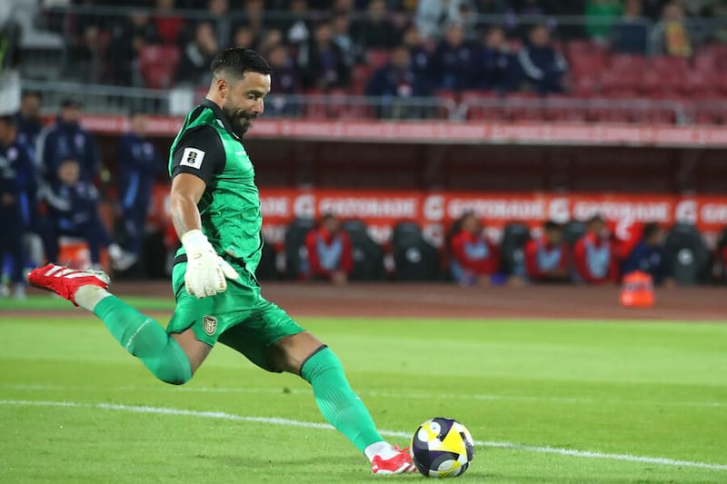 El portero ex U fue figura en el empate 0-0 entre Chile y Ecuador. Foto: Aton.