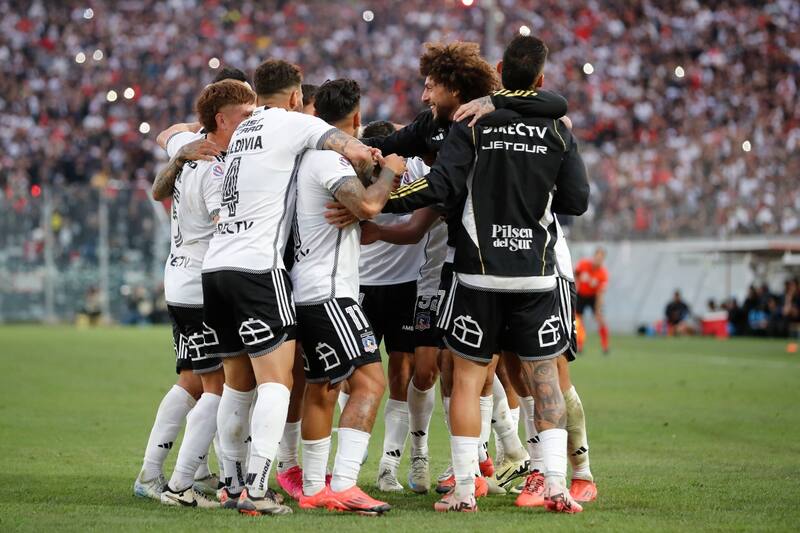 celebrando en el Estadio Monumental.