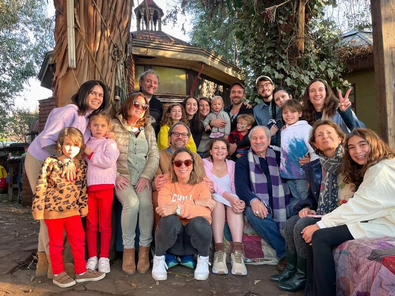 Pedro Engel junto a sus quince nietos