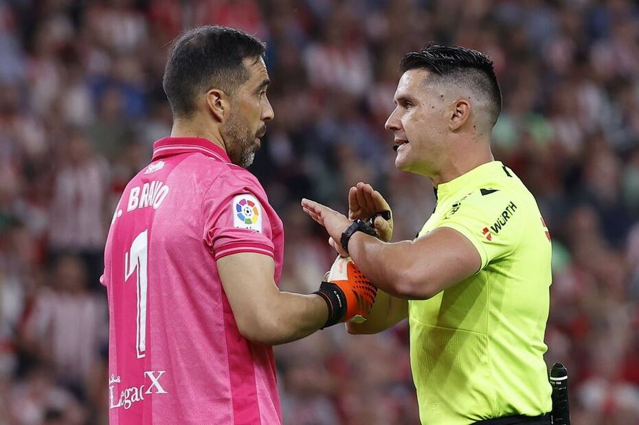 Claudio Bravo encantó a los medios por su nivel ante el Athletic de Bilbao. Crédito: Diario de Sevilla.