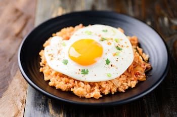Opción económica y nutritiva: Estos son los beneficios de comer arroz con huevo, según experto