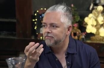 Jorge Baradit se refirió a sus polémicos tuits y a las críticas que ha recibido: "Soy un huevón perno que de misógino no tiene nada"