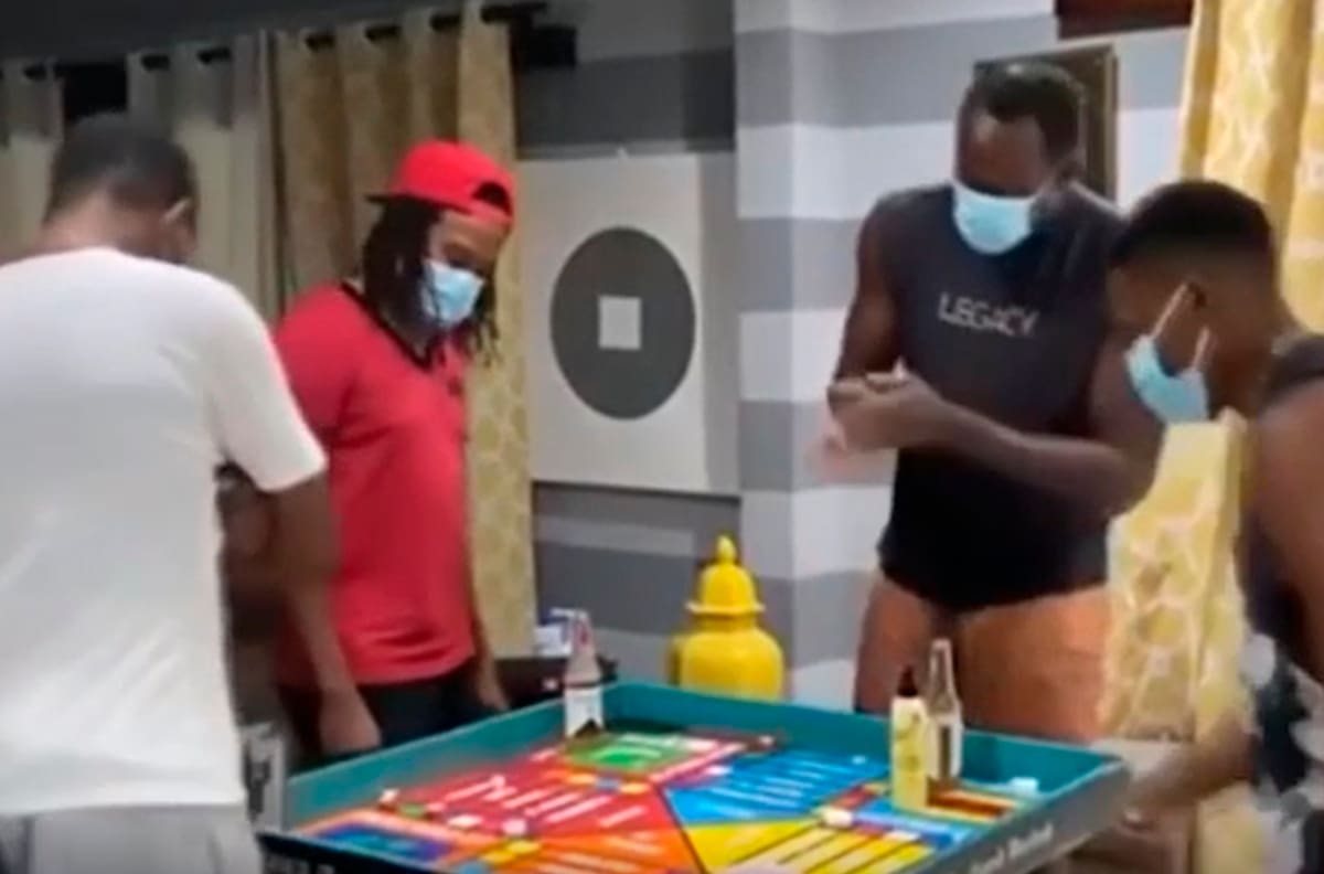 Usain Bolt se entretiene con juegos de mesa con estrictas medidas de higiene