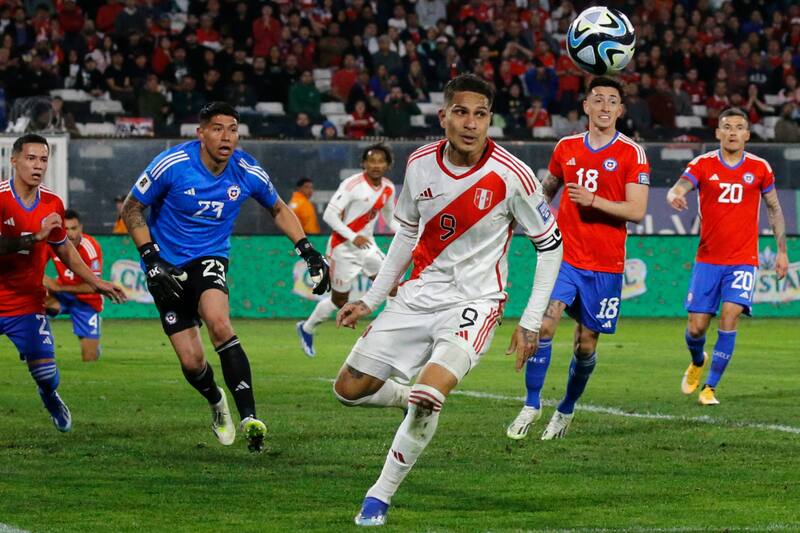 El delantero que fue pretendido por Colo Colo visitó el Estadio Monumental en el partido de Chile vs Perú por las Eliminatorias. (Foto: Agencia Aton)