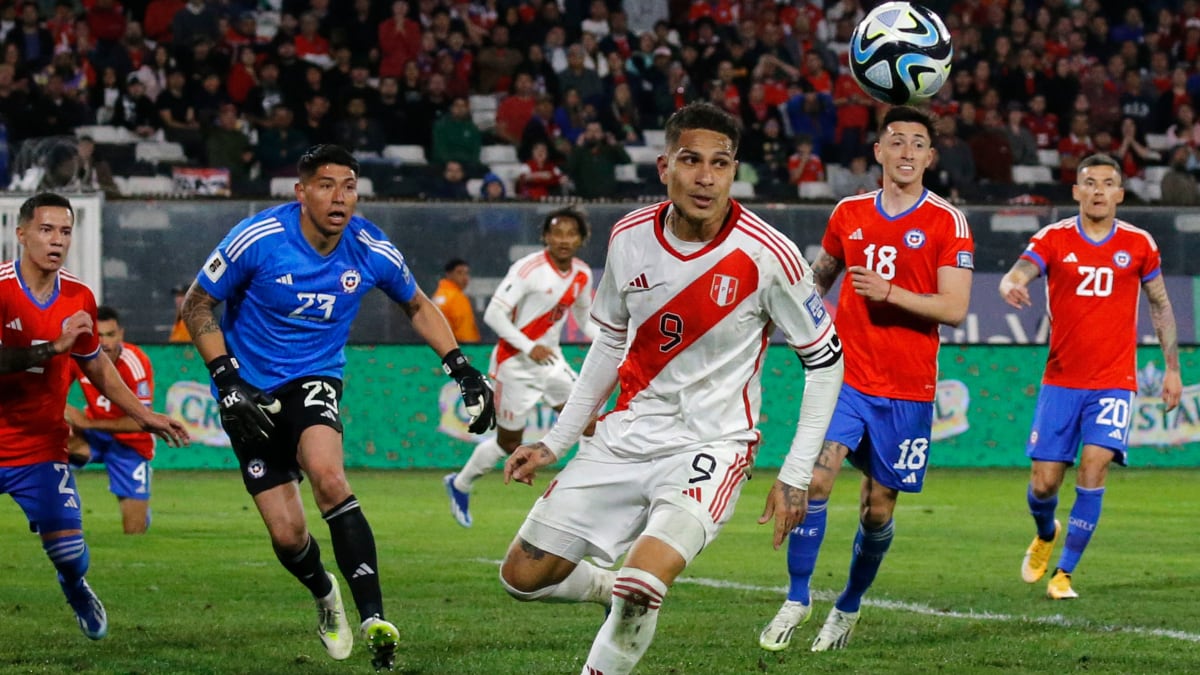 El futbolista Paolo Guerrero disputando el partido entre Chile y Perú por las Eliminatorias para el Mundial del 2026.