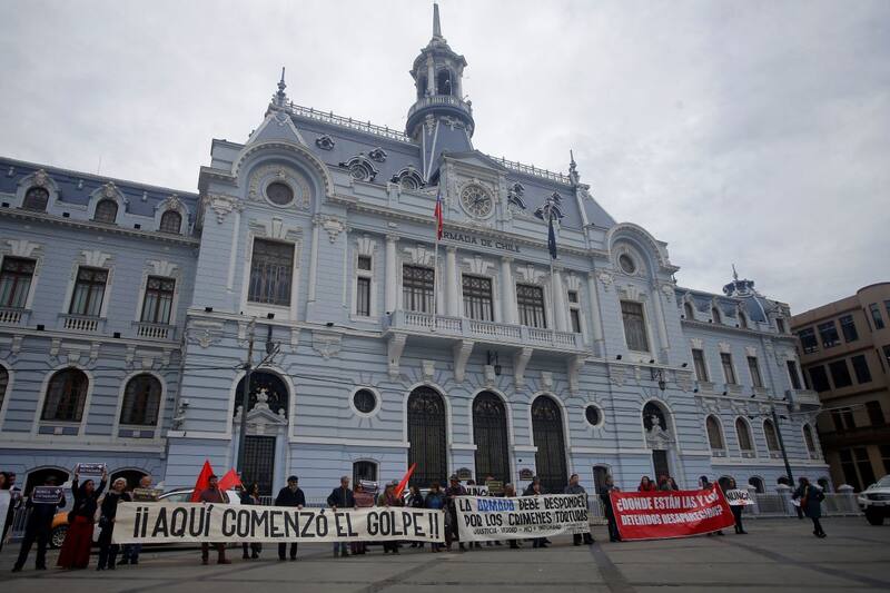 Diversas organizaciones se agruparon en Valparaíso para manifestarse a las afueras de la Armada.