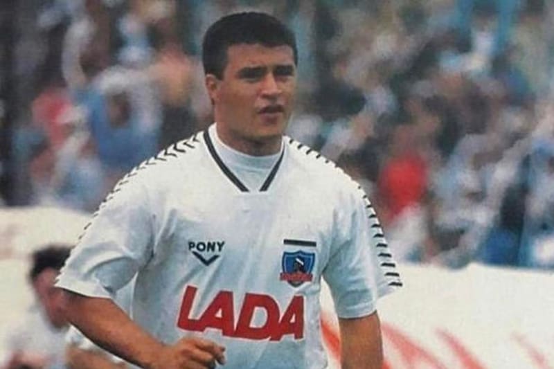Claudio Borghi en su etapa como jugador de Colo Colo en la temporada 1992. (Foto: @bichiborghi_)