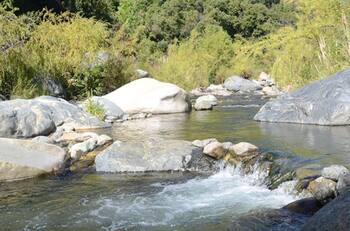 ¿Dónde capear la ola de calor? Conoce 3 pozones cerca de Santiago