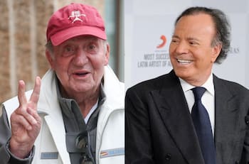 Rey Juan Carlos I reaparece sorpresivamente para saludar a Julio Iglesias en su cumpleaños 80