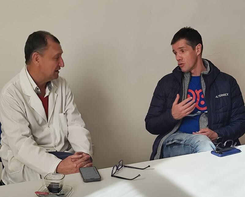 El presidente de Azul Azul con el director ejecutivo del Hospital Fiorito de Avellaneda, Dr. Luis LópezFoto: Comunicaciones U. de Chile