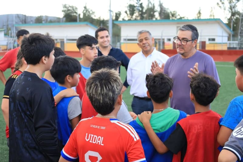 El ex seleccionado chileno hoy entrena en Julio Covarrubias, equipo de Tercera B de Padre Hurtado. Foto: Municipalidad de Collipulli.