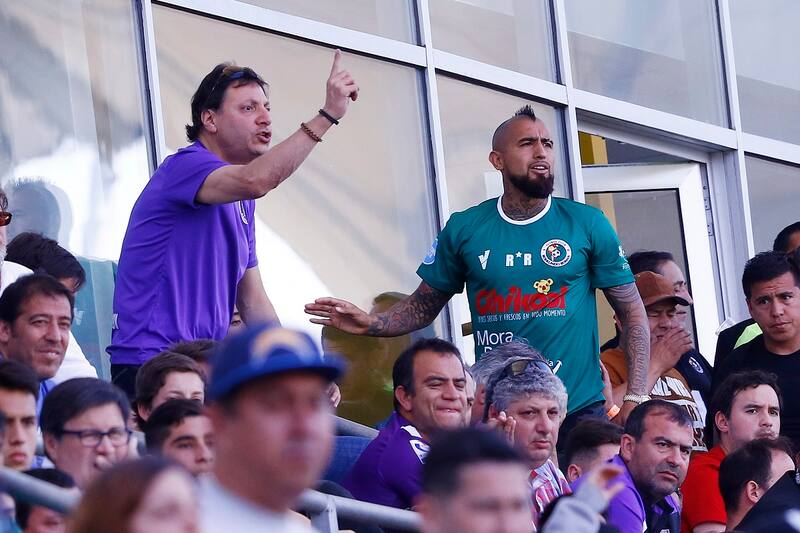 Futbol, Rodelindo Roman vs Deportes Concepcion
Cuartos de final del campeonato de 3¼B 2018
El jugador de la seleccin Chilena y el Barcelona de Espaa, Arturo Vidal llega hasta el estadio Bicentenario de La Florida para ver a su equipo Rodeando Roman durante el partido de vuelta de cuartos de final del campeonato de Tercera division B contra Deportes Concepcion.
Ramon Monroy/Photosport