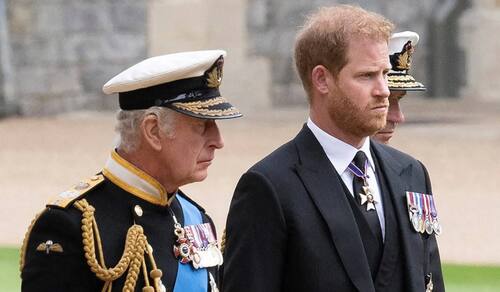 El rey Carlos III y el príncipe Harry han tenido varias polémicas.