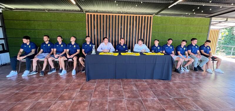 en su presentación de los nuevos refuerzos para la temporada 2024. Foto: Carlos Campos en X.