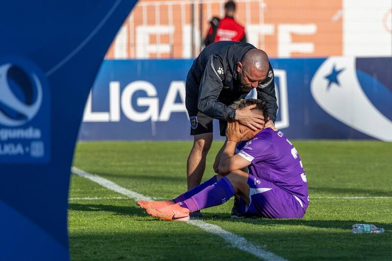 Deportes Concepción disputando la final de Segunda División.