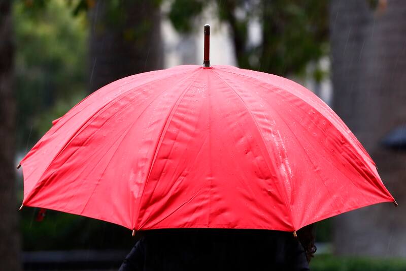 La DMC emitió un aviso para tres regiones por precipitaciones.