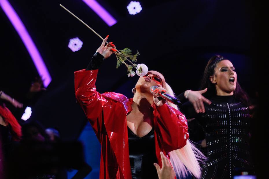 La cantante prefirió usar un abrigo de charol rojo en su bloque latino.
Crédito: Organización Festival de Viña - Agencia Uno.