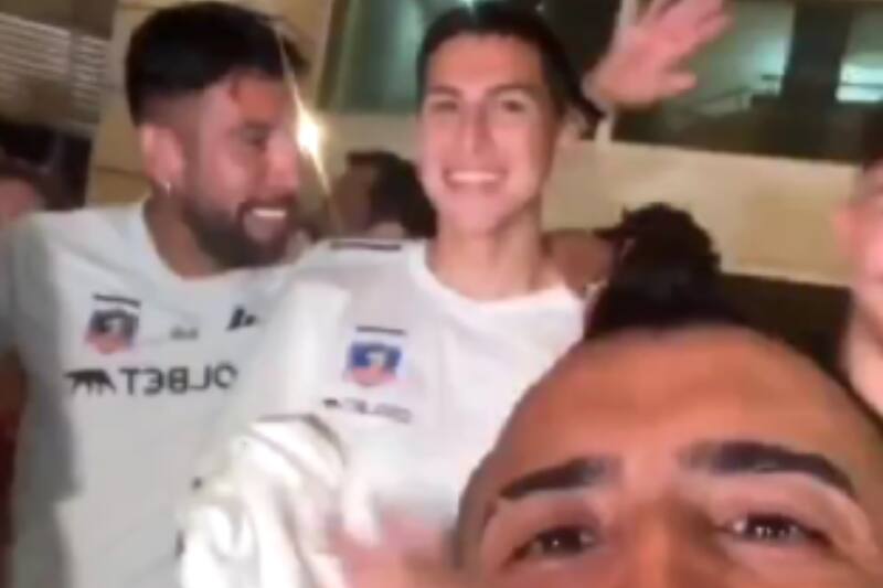 Jonathan Villagra junto a Mauricio Isla y Arturo Vidal en el Arengazo en Colombia.