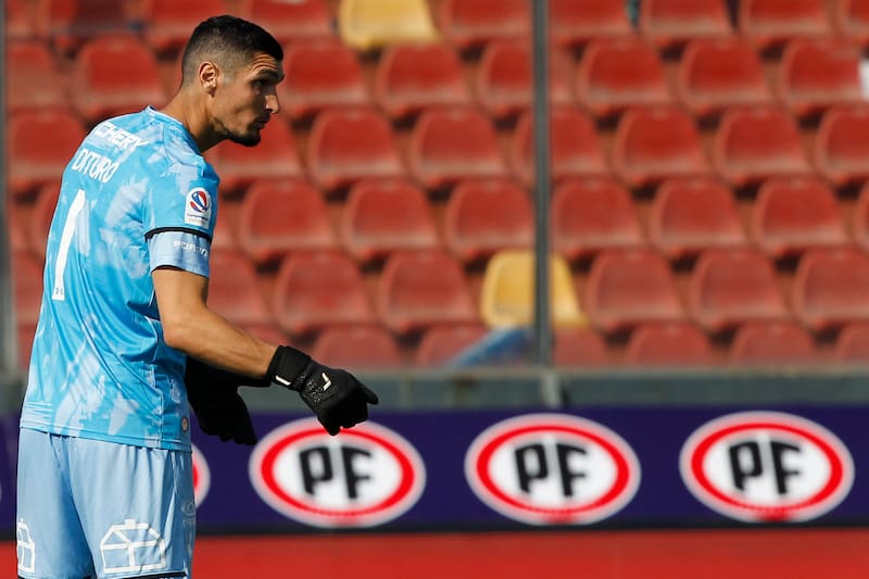 Matiás Dituro podría perderse los próximos partidos de la UC por lesión. (Foto: Agencia Aton)