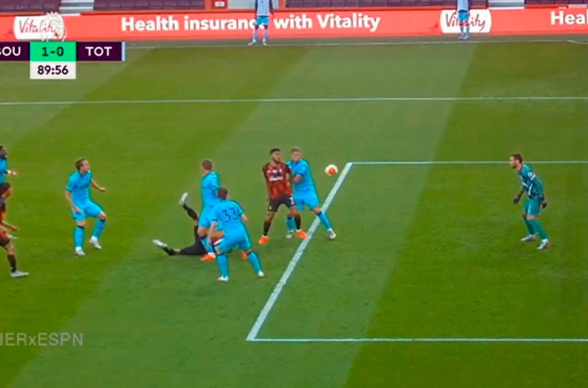 Con amigos así: Wilson hacía un golazo y su compañero metió la mano