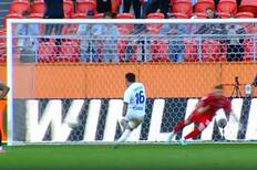 ¡Otro más! Jordhy Thompson sigue encendido y marcó de penal en derrota del Orenburg