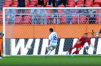 ¡Otro más! Jordhy Thompson sigue encendido y marcó de penal en derrota del Orenburg