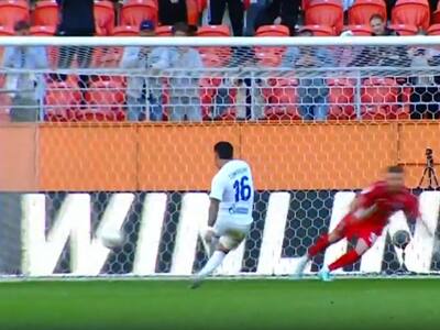 ¡Otro más! Jordhy Thompson sigue encendido y marcó de penal en derrota del Orenburg