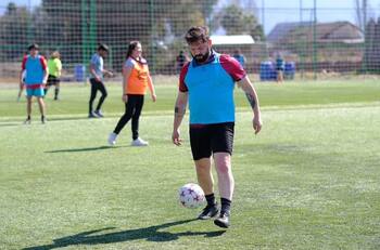 VIDEO | "Aquí está el balón de oro": Usuarios celebran dotes futbolísticos de Gabriel Boric