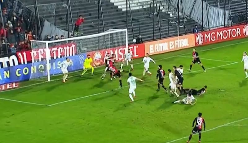 recibió polémico gol sobre el final.