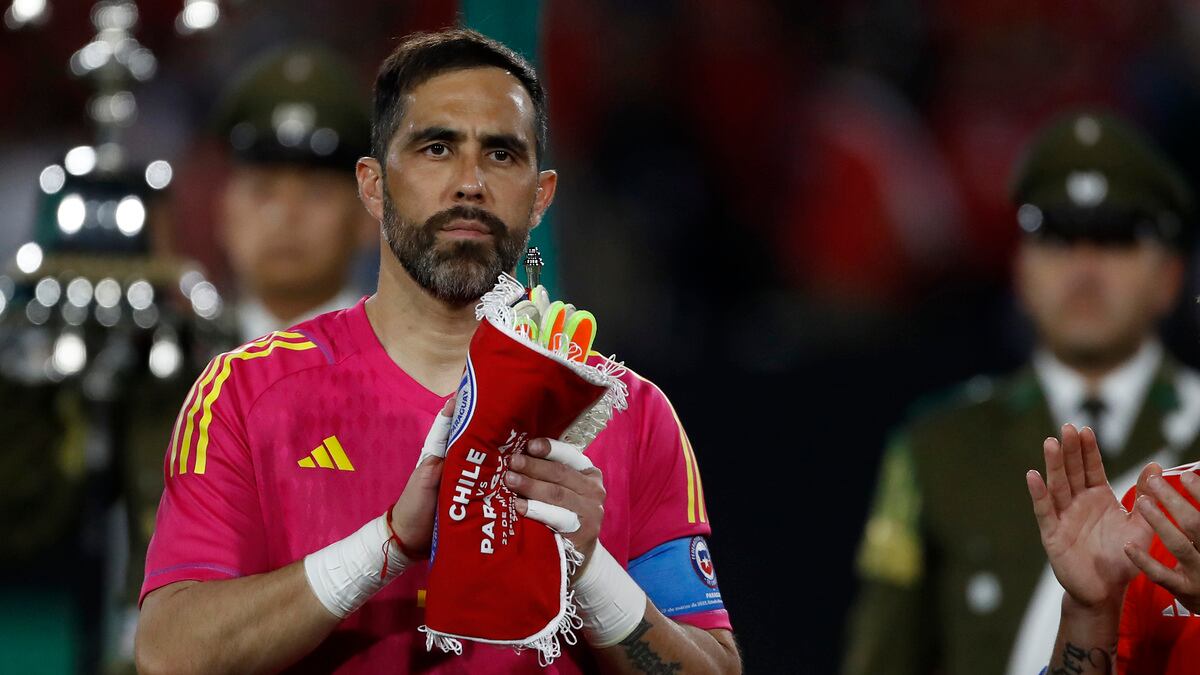El arquero Claudio Bravo aplaude tras cantar el himno de Chile antes de un partido de La Roja ante Paraguay, en el estadio Monumental.