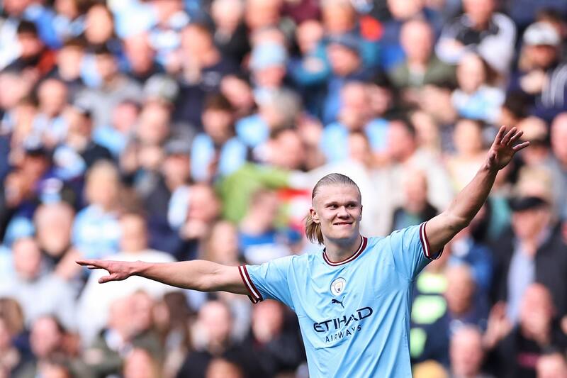 El noruego anotó un doblete ante Leicester y ya suma 32 goles en su primera temporada de Premier League