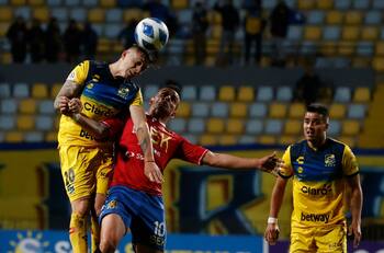 En Everton buscan la renovación de una de sus figuras ante el interés de Unión Española