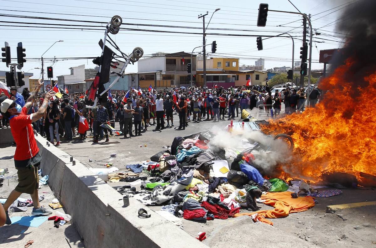 "Chile tiene que salirse de la ONU": vecinos de Iquique reclamaron contra migrantes extranjeros