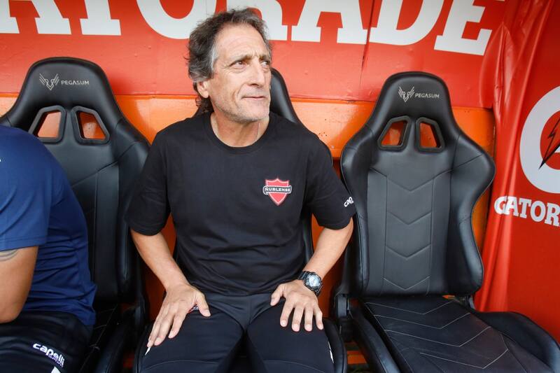 , entrenador de Ñublense. Foto: Agencia Aton.