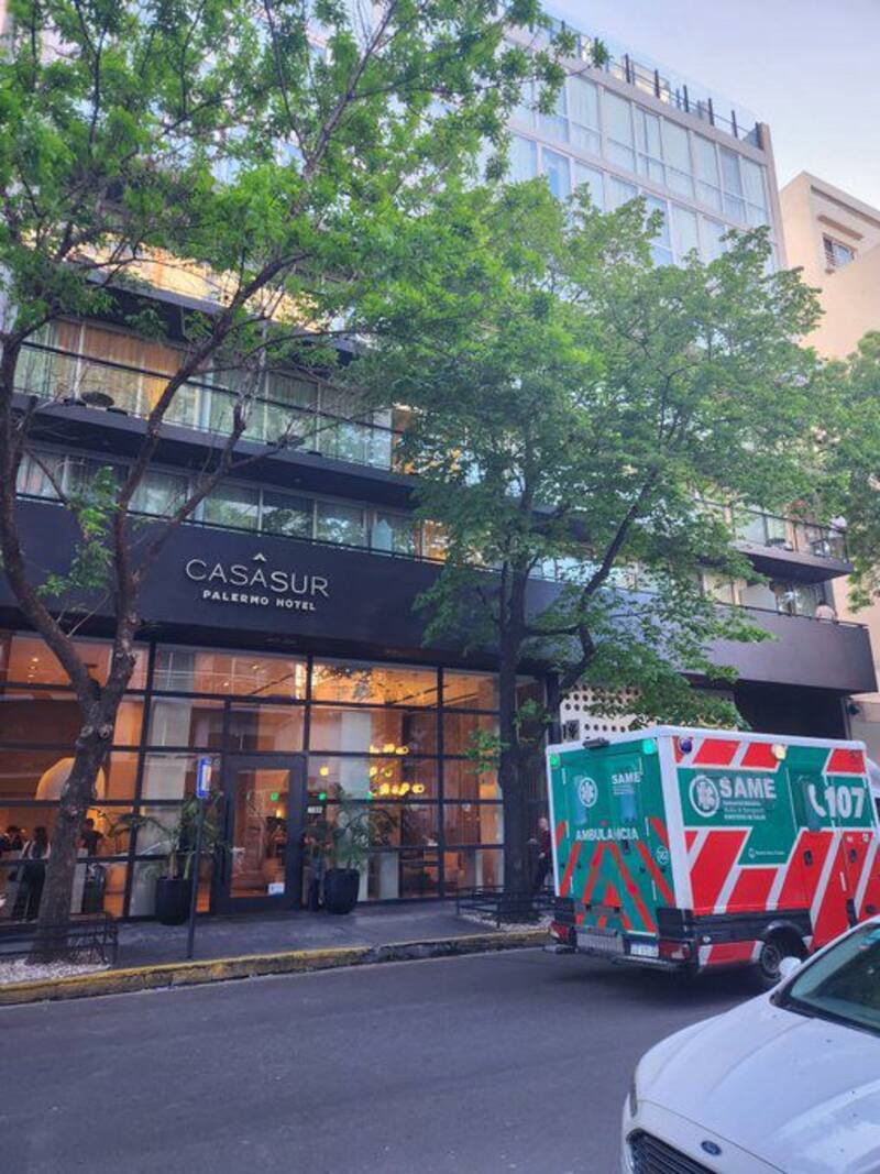 Personal del SAME en el hotel en que falleció el cantante.