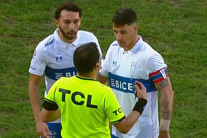 Los jugadores Cruzados reclamaron al juez tras un gol anulado a Clemente Montes.