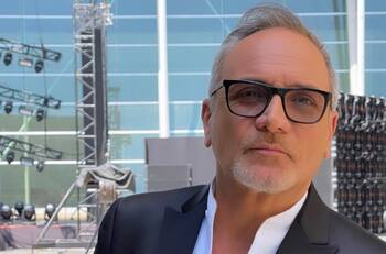 Así fue la presentación de Lucho Jara en la televisión estadounidense: cantó un clásico