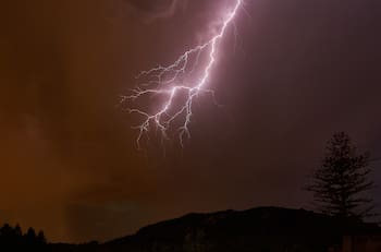 Advierten por llegada de “tormentas eléctricas secas” y máximas de hasta 35 °C en cuatro regiones del sur de Chile