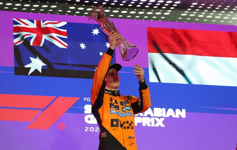 Levantando el trofeo del GP de Arabia Saudita. Foto: EFE.