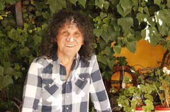 Vocalista de Illapu llega a votar y envía potente mensaje a los jóvenes: "Van a gozar de esto que viene para el futuro"