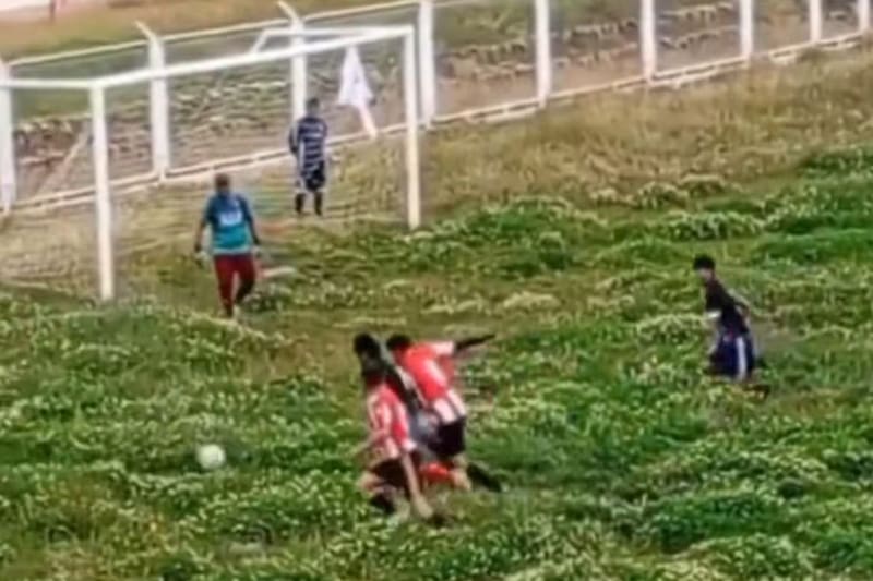 Las insólitas imágenes que llegan desde Cusco, con la disputa de un partido en una cancha imposible.