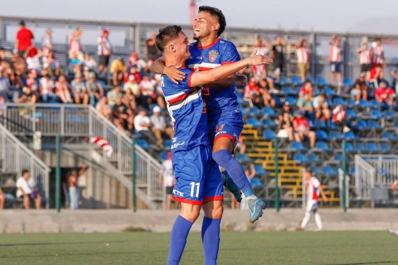 Juan Sebastián Ibarra celebra en su primer partido oficial con Real San Joaquín (Foto: Andrés Benavides).