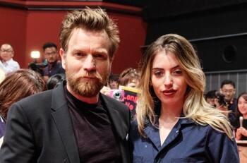 De la sala de emergencias a la alfombra roja: Hija de Ewan McGregor llega con cicatrices a la presentación de nueva película del actor