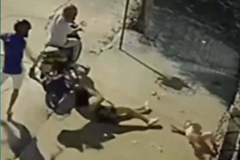Brutal asalto a mujer que se encontraba caminando junto a su hija pequeña por las calles de Argentina.