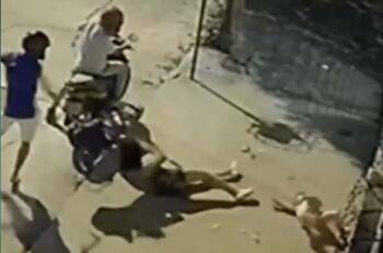 VIDEO | Para quitarle una mochila: Mujer y su hija sufren brutal asalto en Argentina
