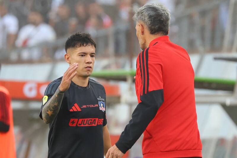El defensor y Fernando Ortiz en Colo Colo. Foto: Agencia Aton.