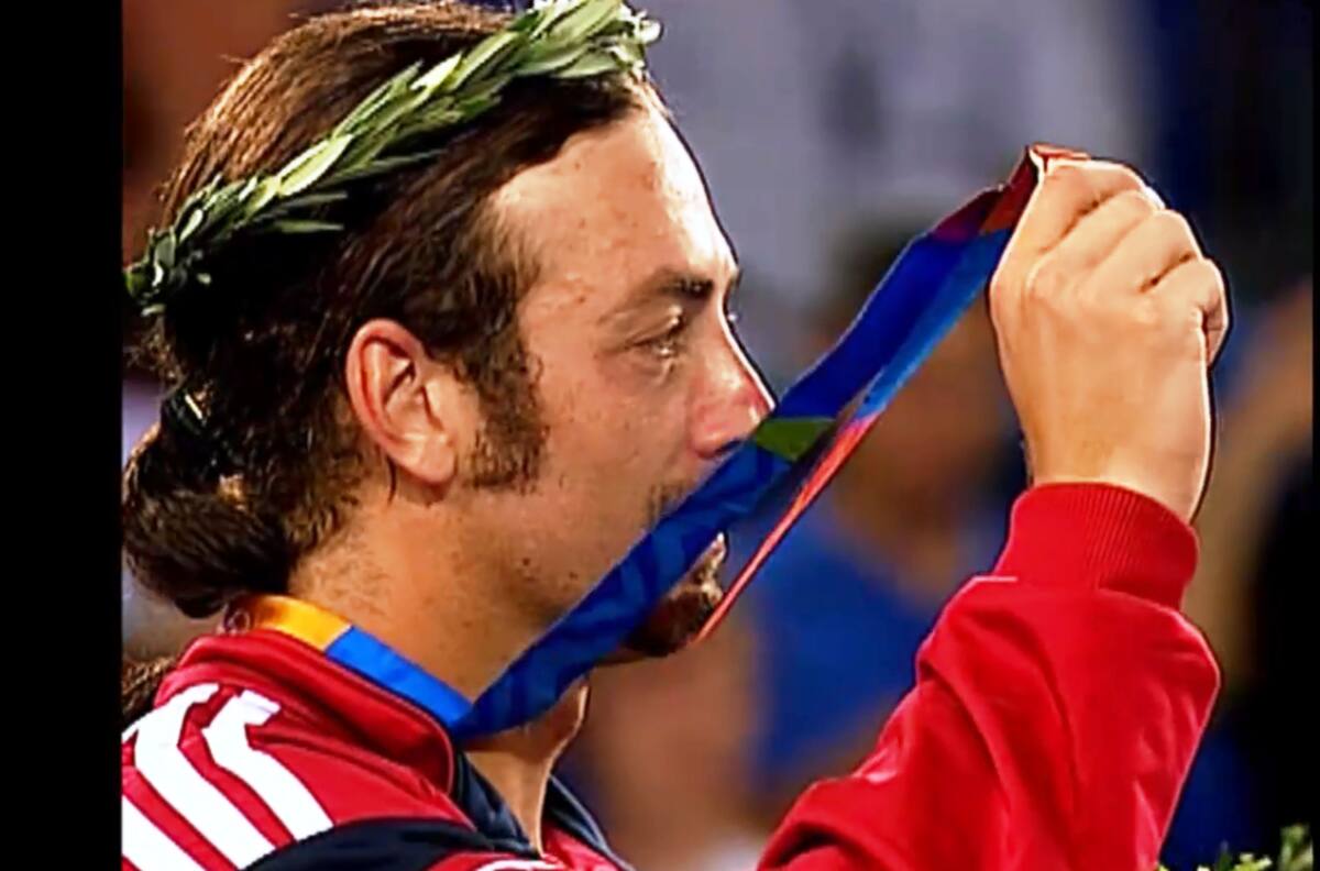 "Estoy llorando en esta tribuna": TVN emite especial a 16 años del oro de Massú en los JJ.OO de Atenas