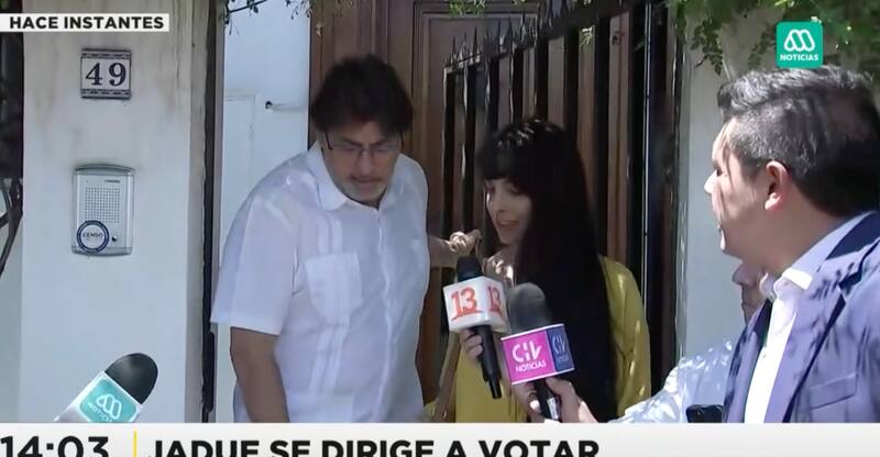 Daniel Jadue acude a Recoleta para emitir su voto.